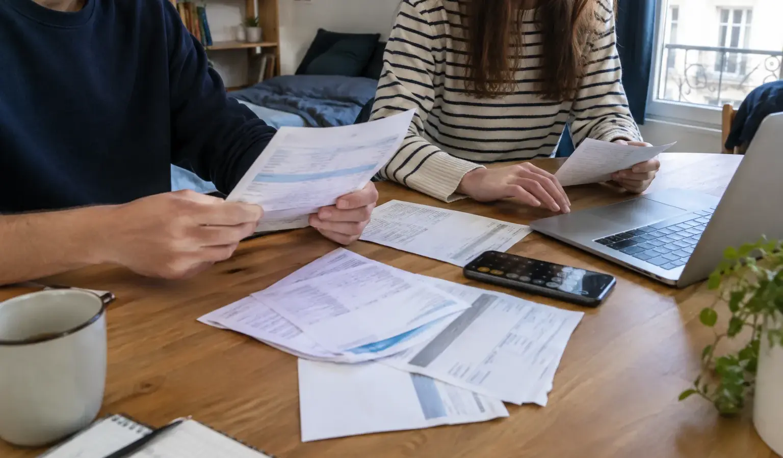 Des colocataires organisent les factures du logement autour d’une table.